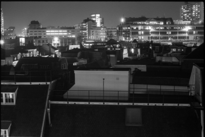 883883 Gezicht op de daken van de panden tussen de Steenweg en de Oudegracht te Utrecht, vanaf het gebouw van de ...